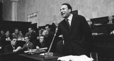 Il-capo-dell'opposizione-parla-in-consiglio-comunale
         style=